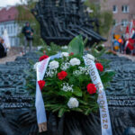 Biało-czerwony wieniec leżący na pomniku